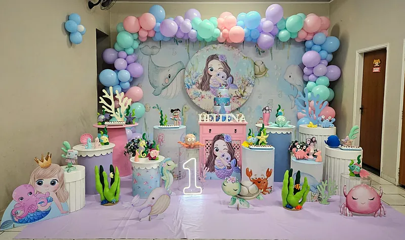 Decoração tema Fundo do Mar com balões em tons pastel, sereias e baleias