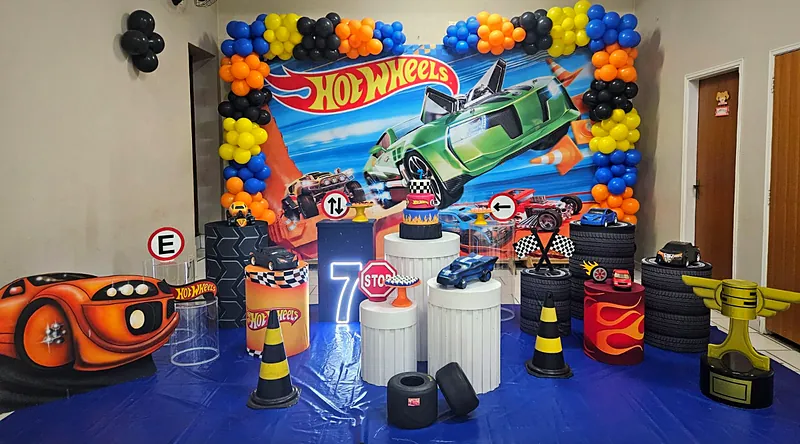 Decoração tema Hot Wheels com pneus, cones e carrinhos