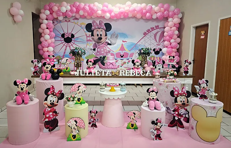 Decoração tema Minnie com balões rosa e branco